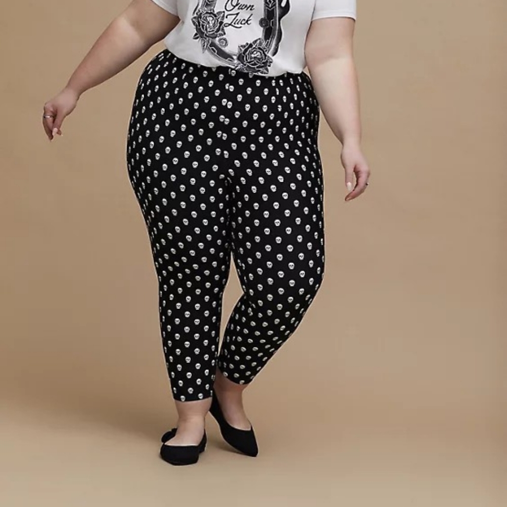 Torrid Retro Chic Audrey Pull on Pant Ponte Skulls